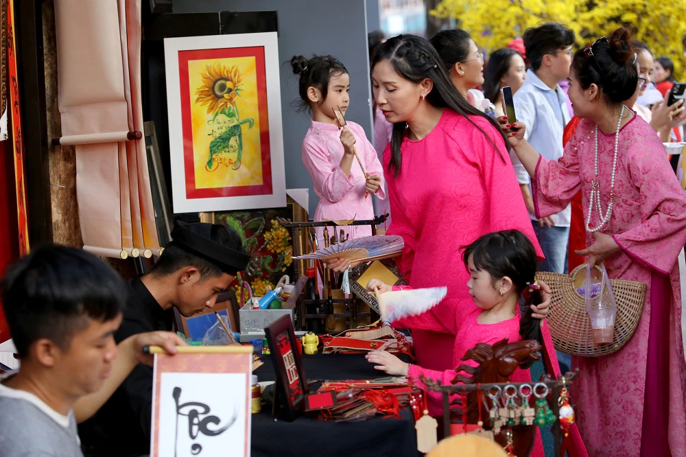 chen chân chụp ảnh mai vàng ở tphcm (10).JPG