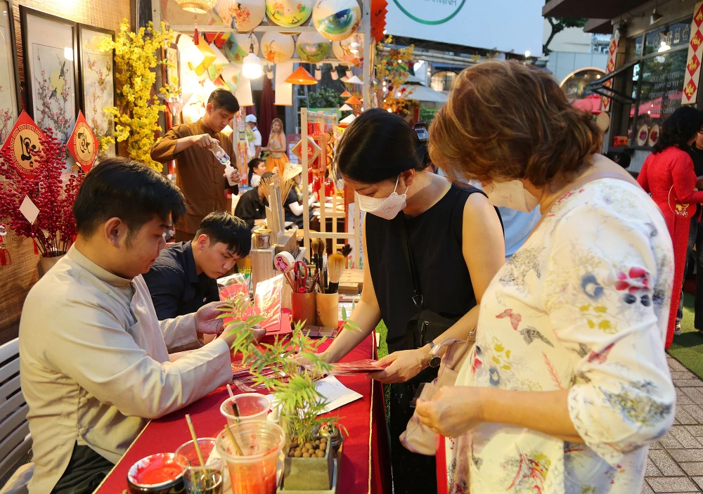 chen chân chụp ảnh mai vàng ở tphcm (15).JPG