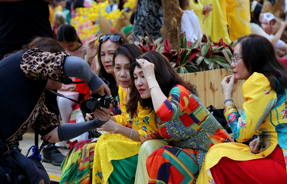 chen chân chụp ảnh mai vàng ở tphcm (7).JPG