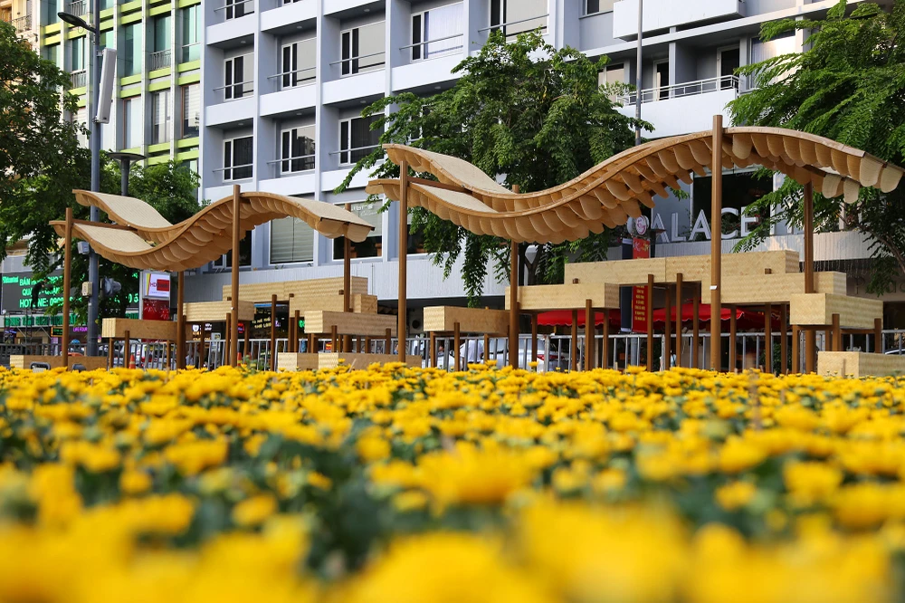 lộ diện linh vật rồng khổng lồ đường hoa nguyễn huệ (10).JPG