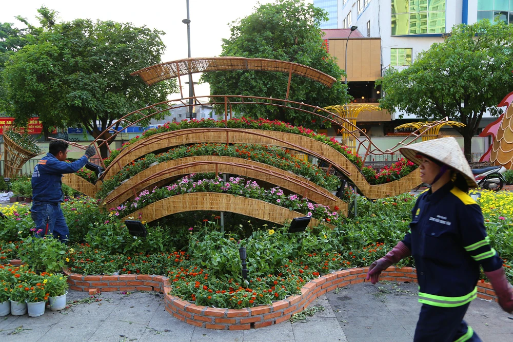 lộ diện linh vật rồng khổng lồ đường hoa nguyễn huệ (13).JPG