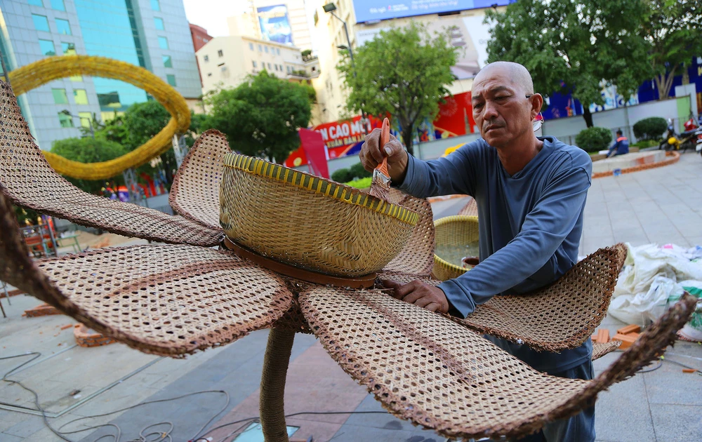 lộ diện linh vật rồng khổng lồ đường hoa nguyễn huệ (14).JPG