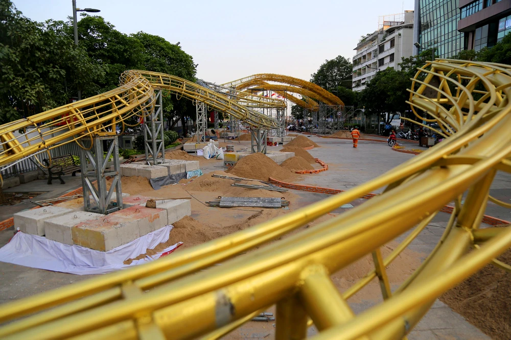 lộ diện linh vật rồng khổng lồ đường hoa nguyễn huệ (18).JPG