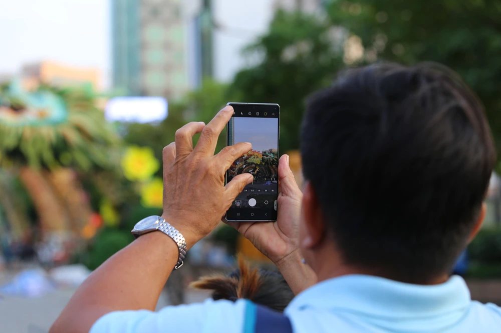 lộ diện linh vật rồng khổng lồ đường hoa nguyễn huệ (19).JPG