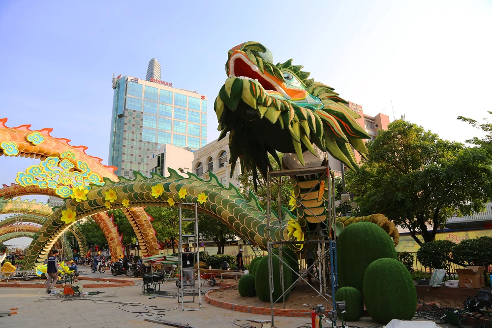 lộ diện linh vật rồng khổng lồ đường hoa nguyễn huệ (3).JPG