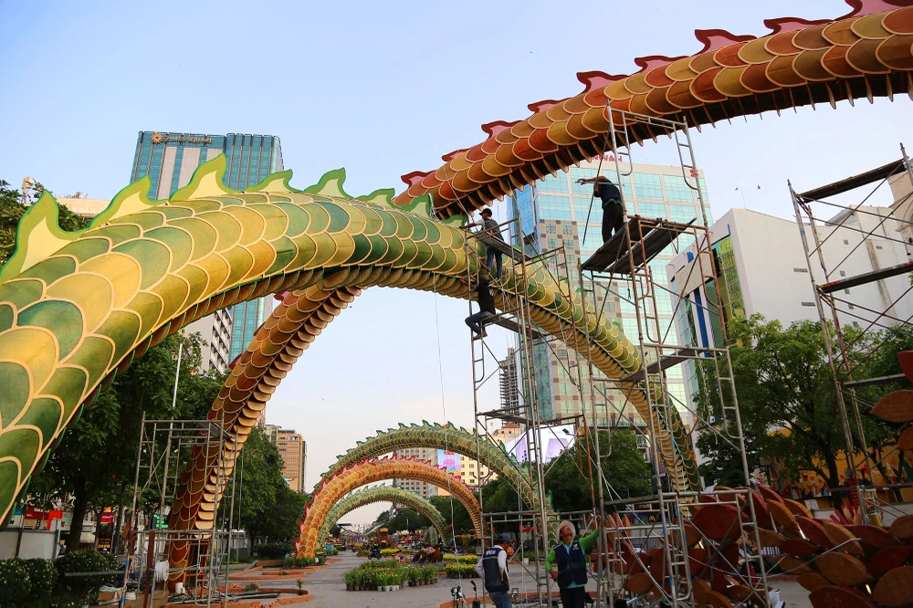 lộ diện linh vật rồng khổng lồ đường hoa nguyễn huệ (4).JPG