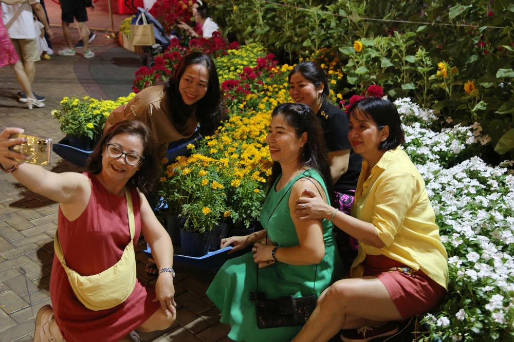 cận cảnh đường hoa phú mỹ hưng (13).JPG