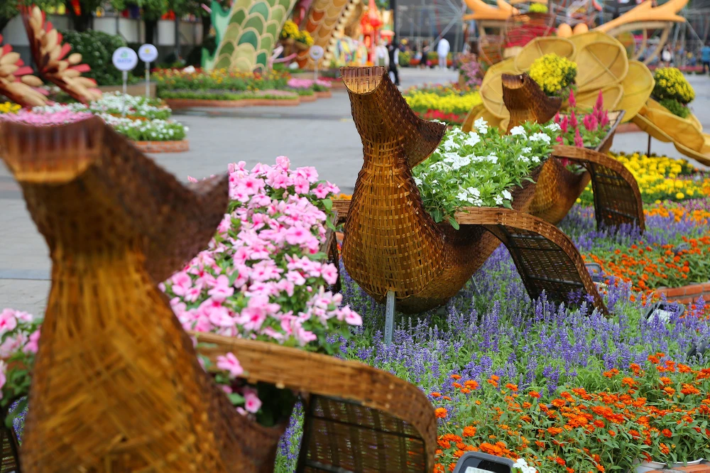 đường hoa nguyễn huệ trước ngày khai mạc (12).JPG