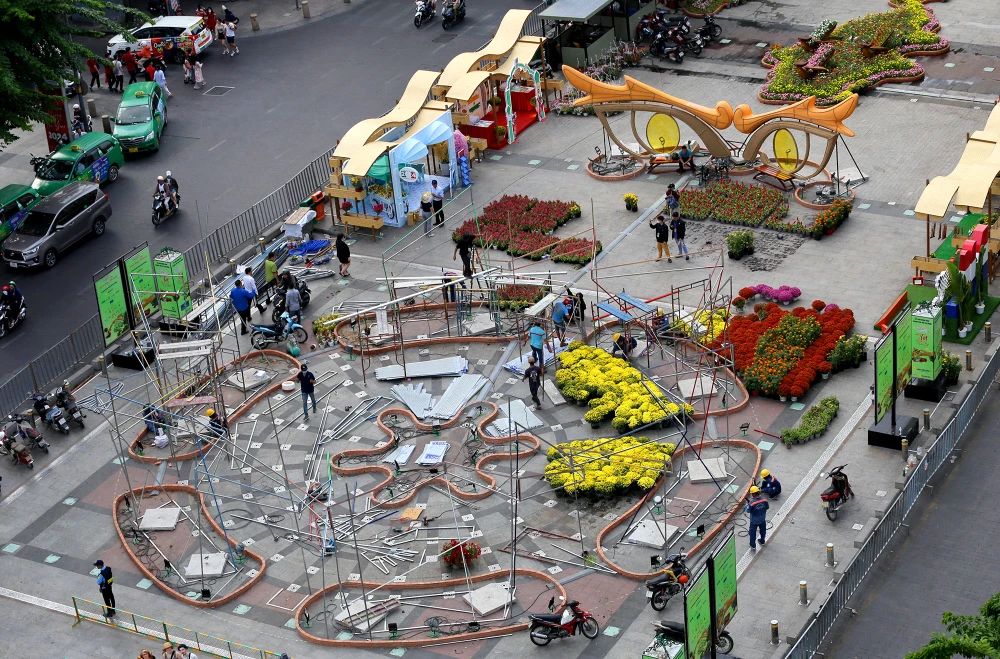 đường hoa nguyễn huệ trước ngày khai mạc (16).JPG