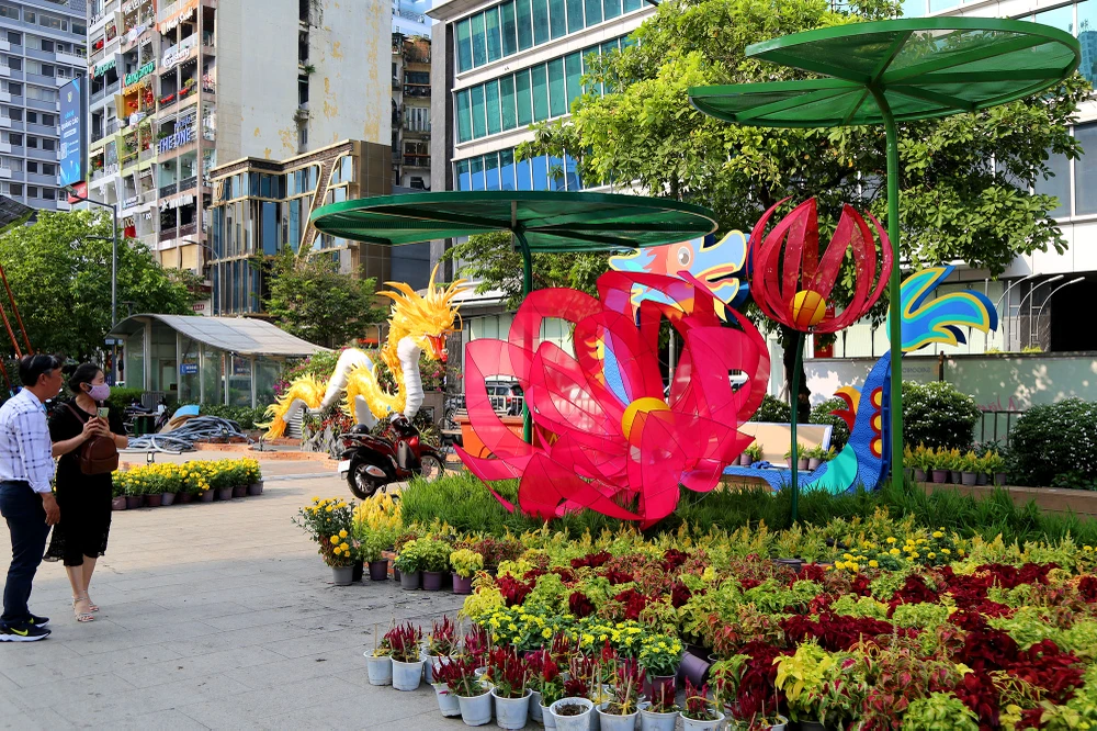 đường hoa nguyễn huệ trước ngày khai mạc (18).JPG