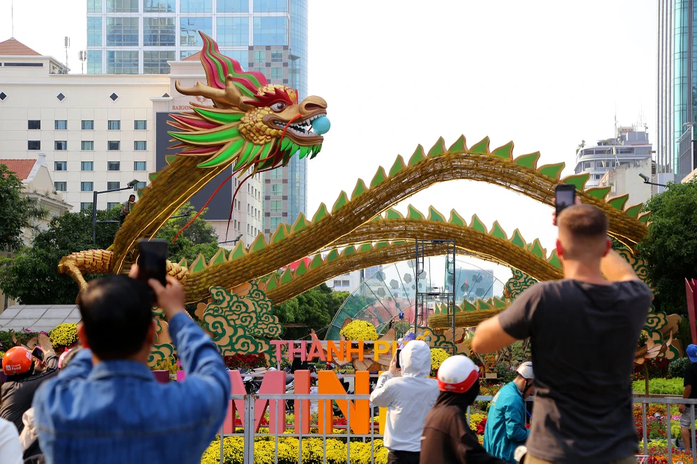 đường hoa nguyễn huệ trước ngày khai mạc (21).JPG