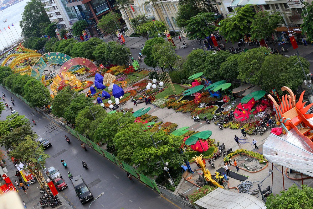 đường hoa nguyễn huệ trước ngày khai mạc (22).JPG