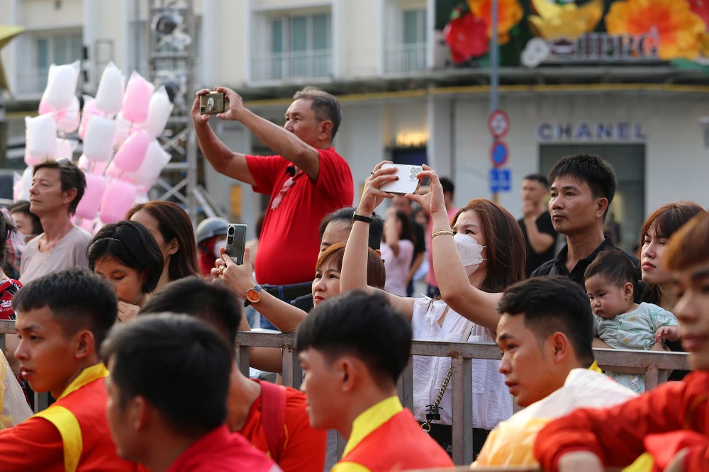 đường hoa nguyễn huệ trước ngày khai mạc (23).JPG