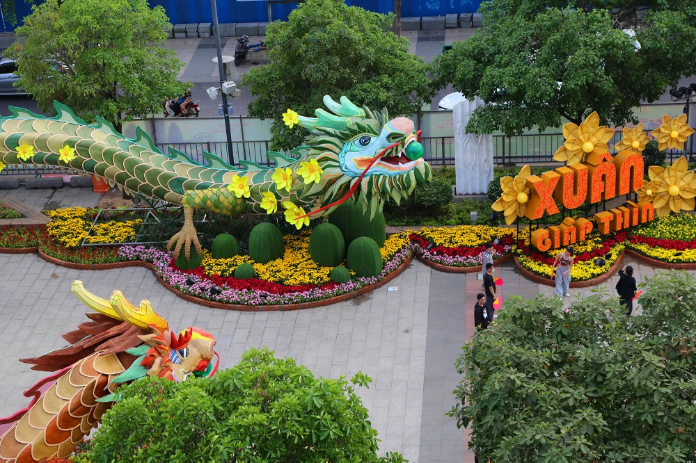 đường hoa nguyễn huệ trước ngày khai mạc (3).JPG