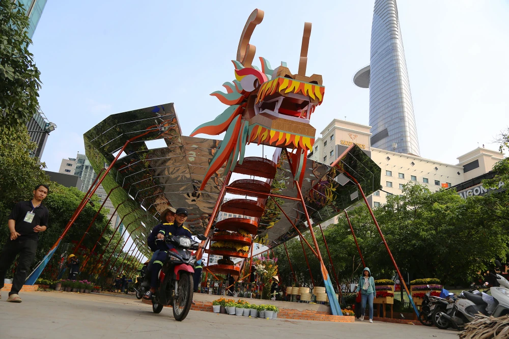 đường hoa nguyễn huệ trước ngày khai mạc (6).JPG