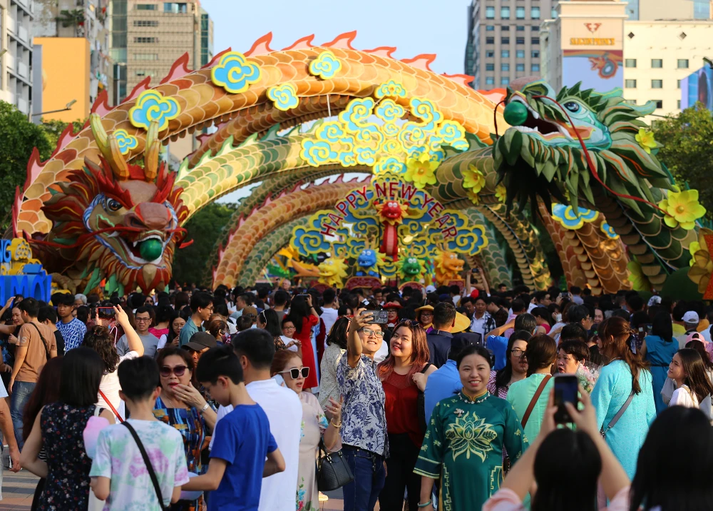 Hàng nghìn người đổ về đường hoa Nguyễn Huệ Tết Giáp Thìn 2024 ngày cuối mở cửa