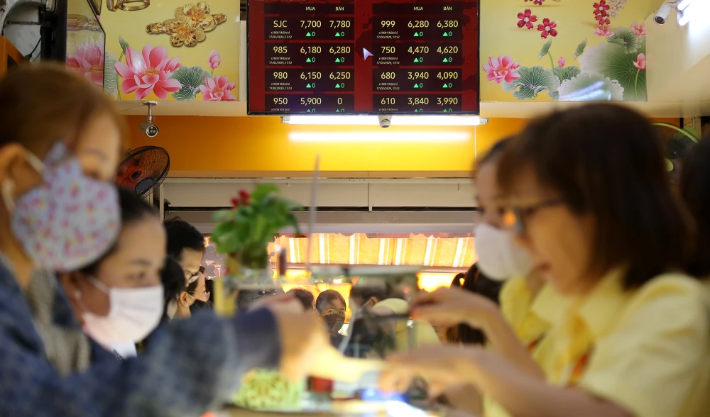 mua vàng trước ngày vía thần tài (4).JPG