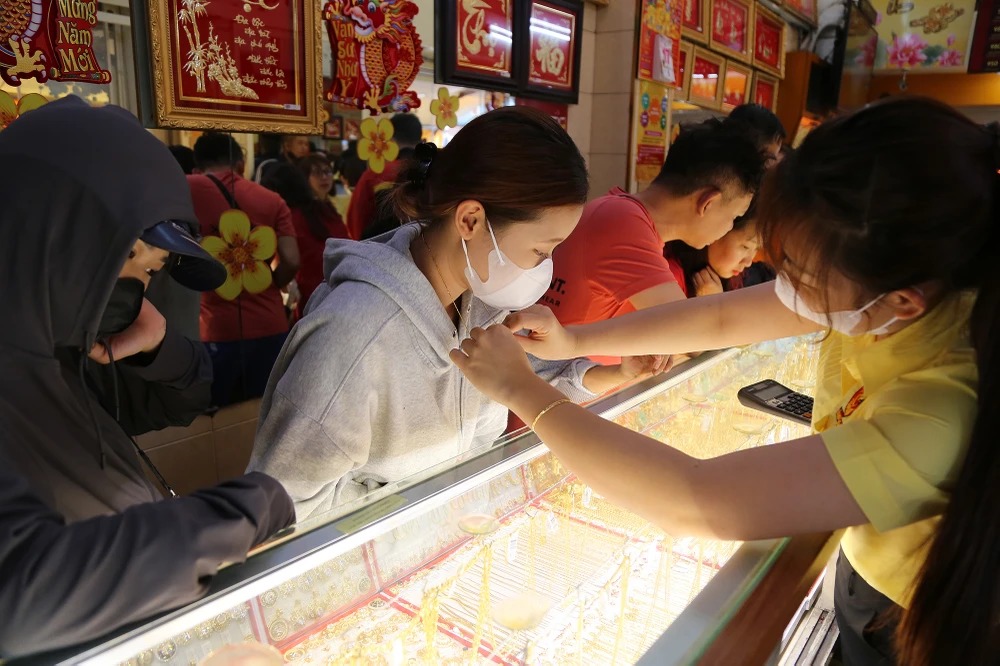 mua vàng trước ngày vía thần tài (8).JPG