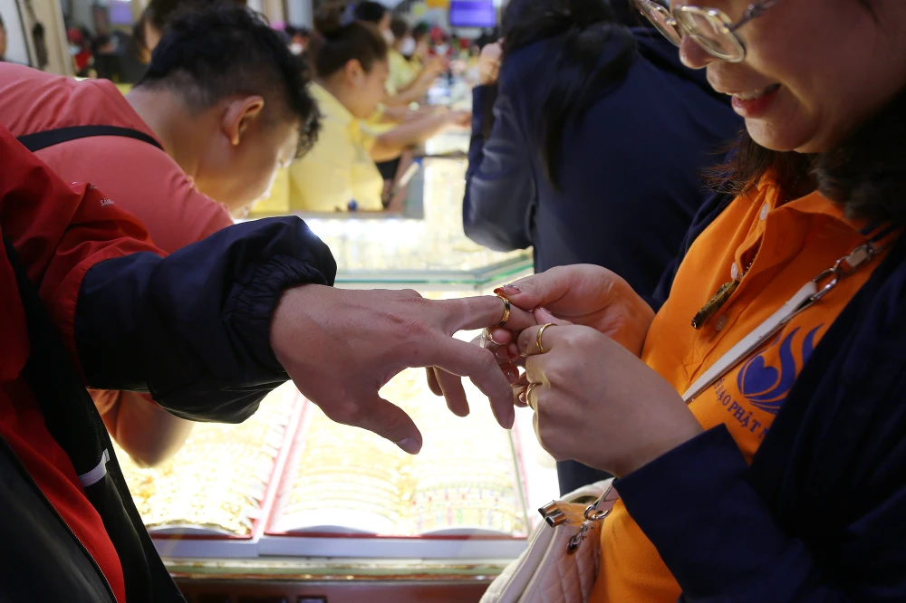 mua vàng trước ngày vía thần tài (9).JPG