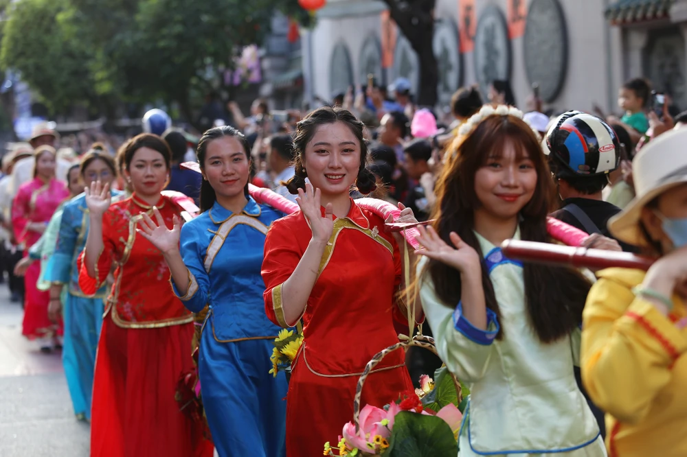 diễu hành tết nguyên tiêu (5).JPG