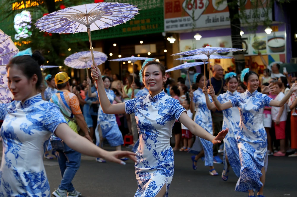diễu hành tết nguyên tiêu (9).JPG