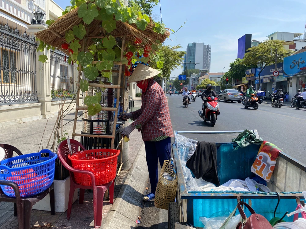 người sài gòn vật vả dưới cái nóng rát da (1).JPG
