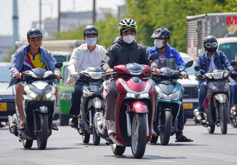 người sài gòn vật vả dưới cái nóng rát da (14).jpg