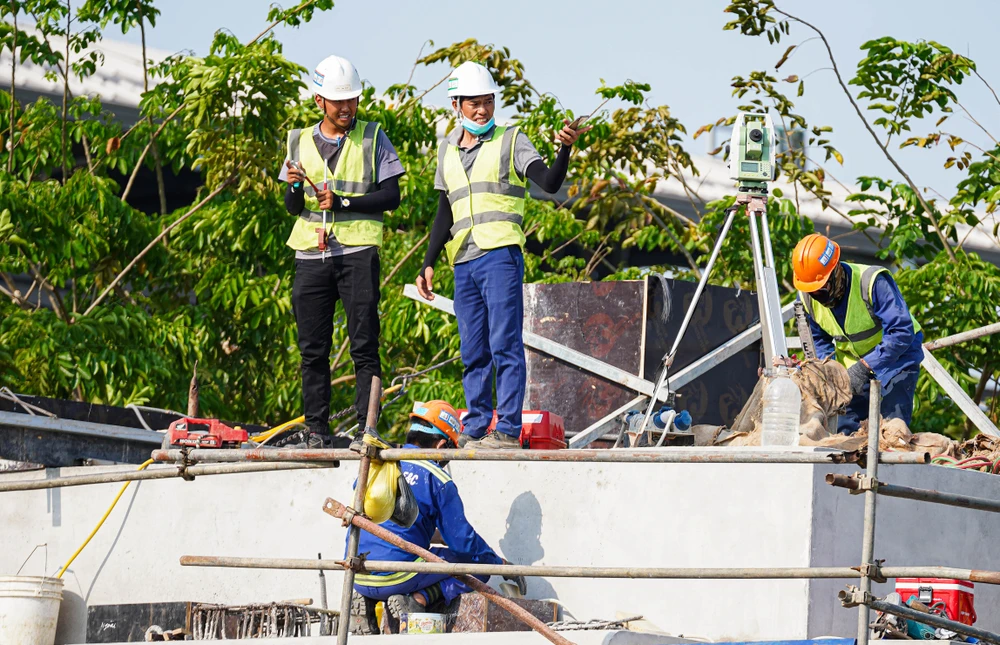 người sài gòn vật vả dưới cái nóng rát da (20).jpg