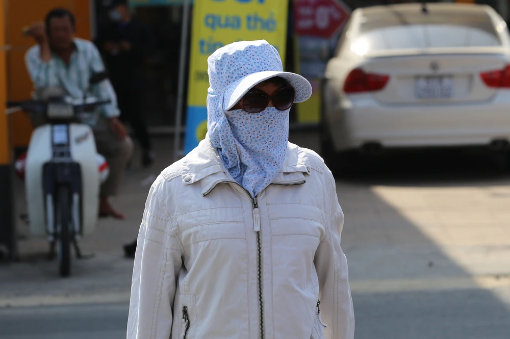 người sài gòn vật vả dưới cái nóng rát da (21).JPG