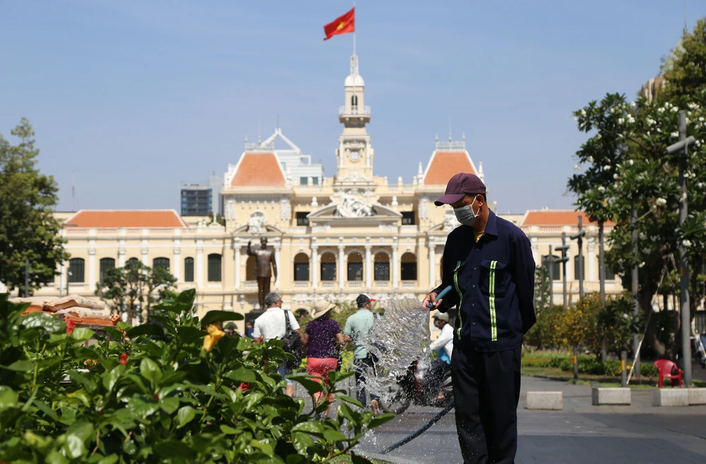 người sài gòn vật vả dưới cái nóng rát da (22).JPG