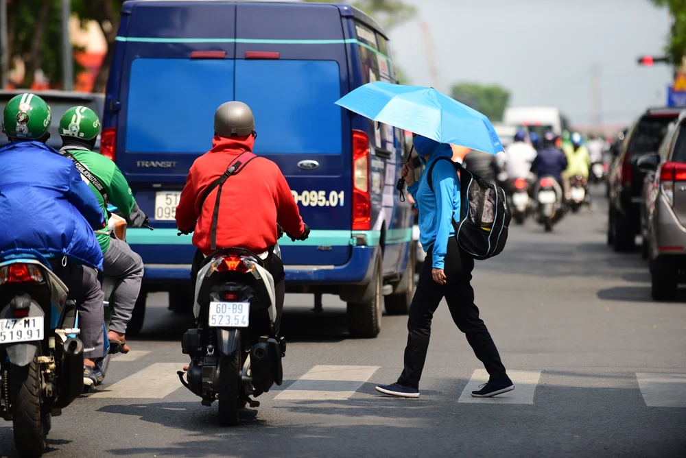 người sài gòn vật vả dưới cái nóng rát da (5).JPG