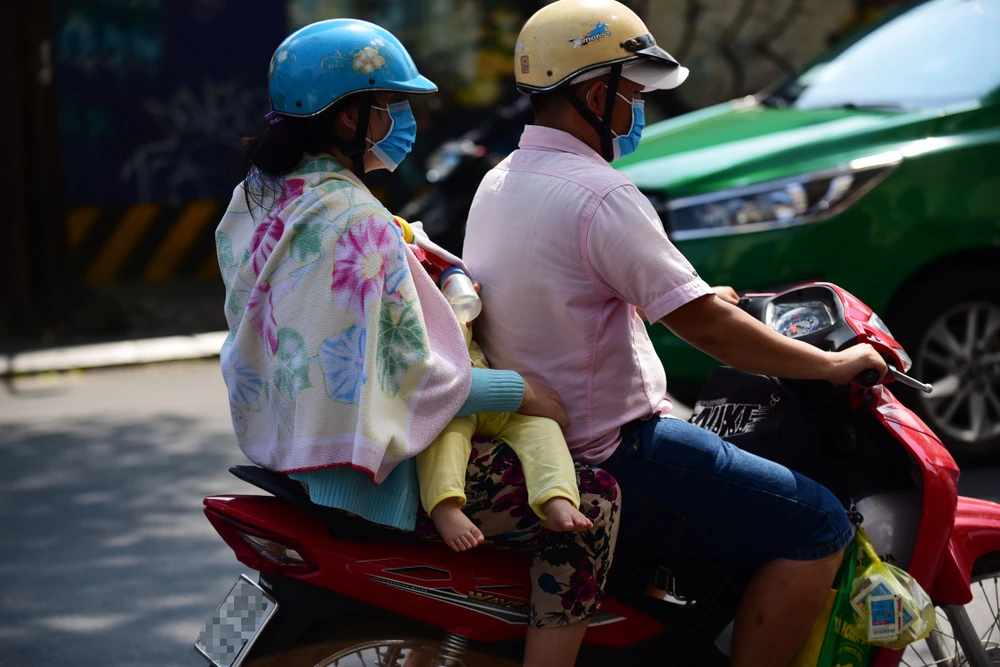 người sài gòn vật vả dưới cái nóng rát da (6).JPG