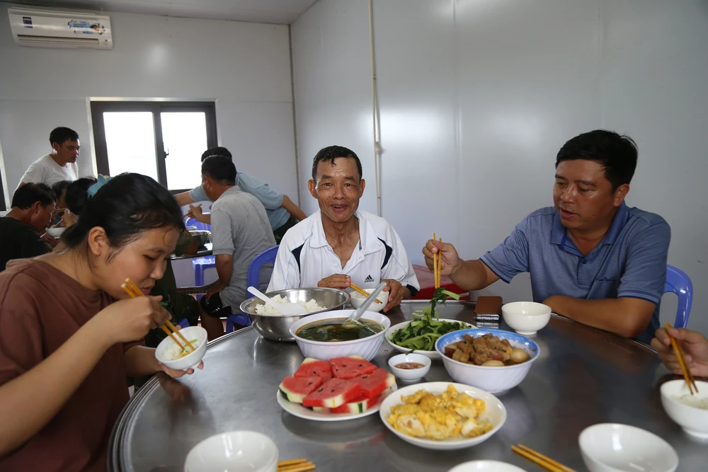 những anh nuôi của hàng trăm công nhân vành đai 3 tphcm (8).JPG