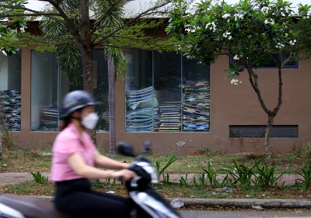 Cảnh hoang tàn của 3.790 căn hộ tái định cư ở Thủ Thiêm sắp được đấu giá cuối năm nay (15).JPG