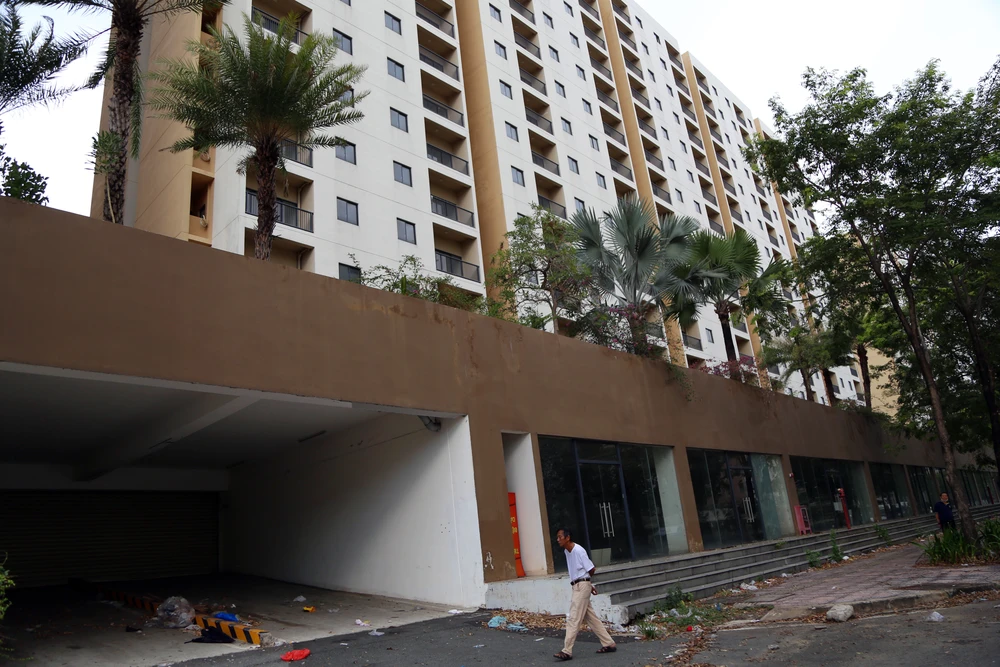 Cảnh hoang tàn của 3.790 căn hộ tái định cư trong Khu đô thị mới Thủ Thiêm (2).JPG