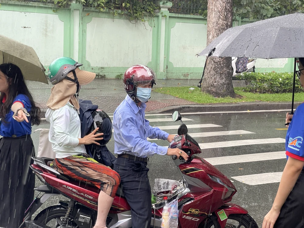 Cha mẹ đội nắng, dầm mưa cùng con 'vượt vũ môn' (2).jpg