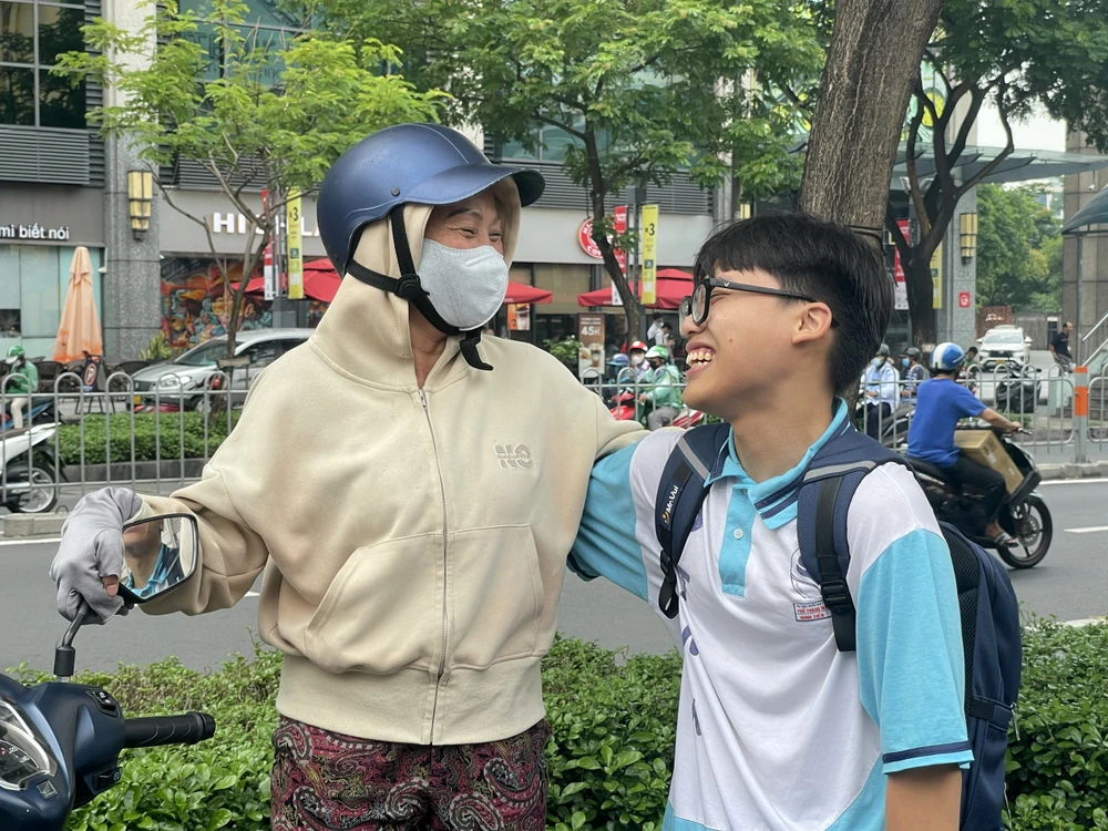 Cha mẹ đội nắng, dầm mưa cùng con 'vượt vũ môn' (3).jpg