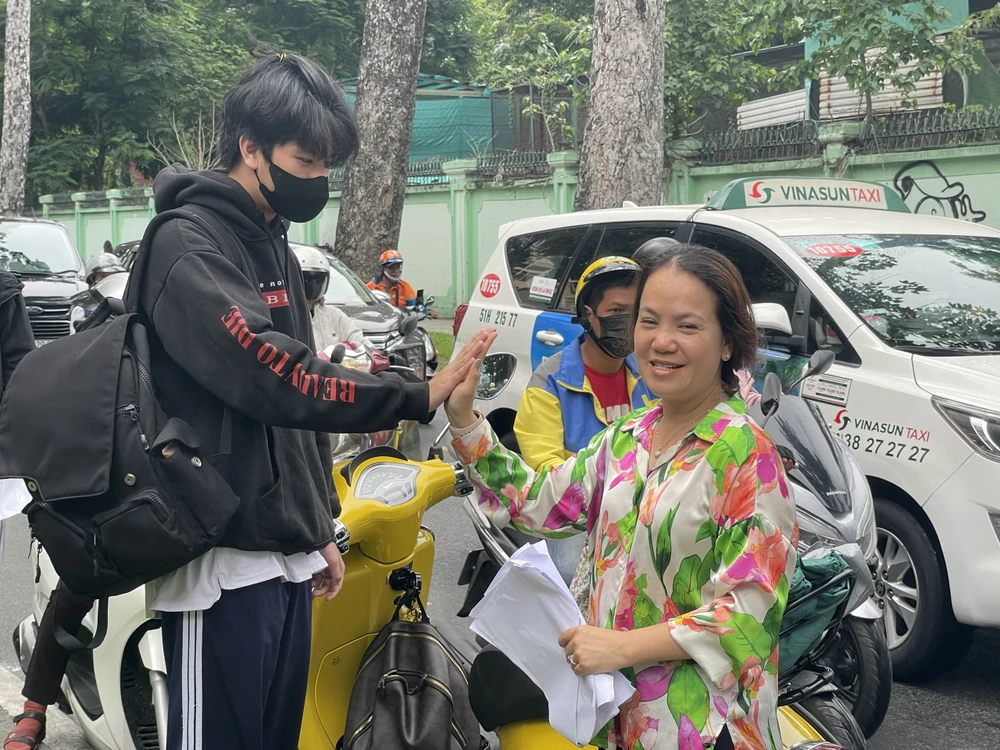 Cha mẹ đội nắng, dầm mưa cùng con 'vượt vũ môn' (6).jpg