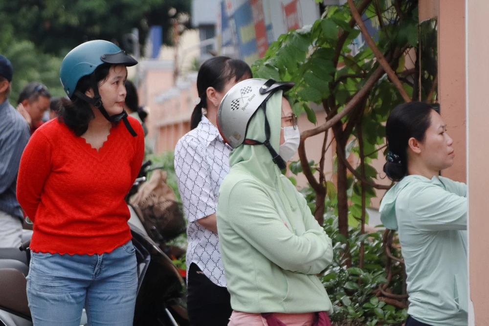 Cha mẹ đội nắng, dầm mưa cùng con 'vượt vũ môn' (8).jpg