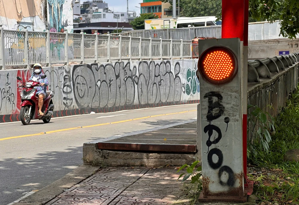 Cầu bộ hành kênh Nhiêu Lộc - Thị Nghè bị vẽ bậy khi mới đưa vào sử dụng (3).jpg