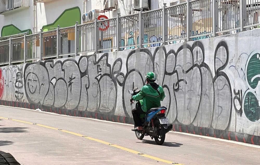 Cầu bộ hành kênh Nhiêu Lộc - Thị Nghè bị vẽ bậy khi mới đưa vào sử dụng (4).jpg