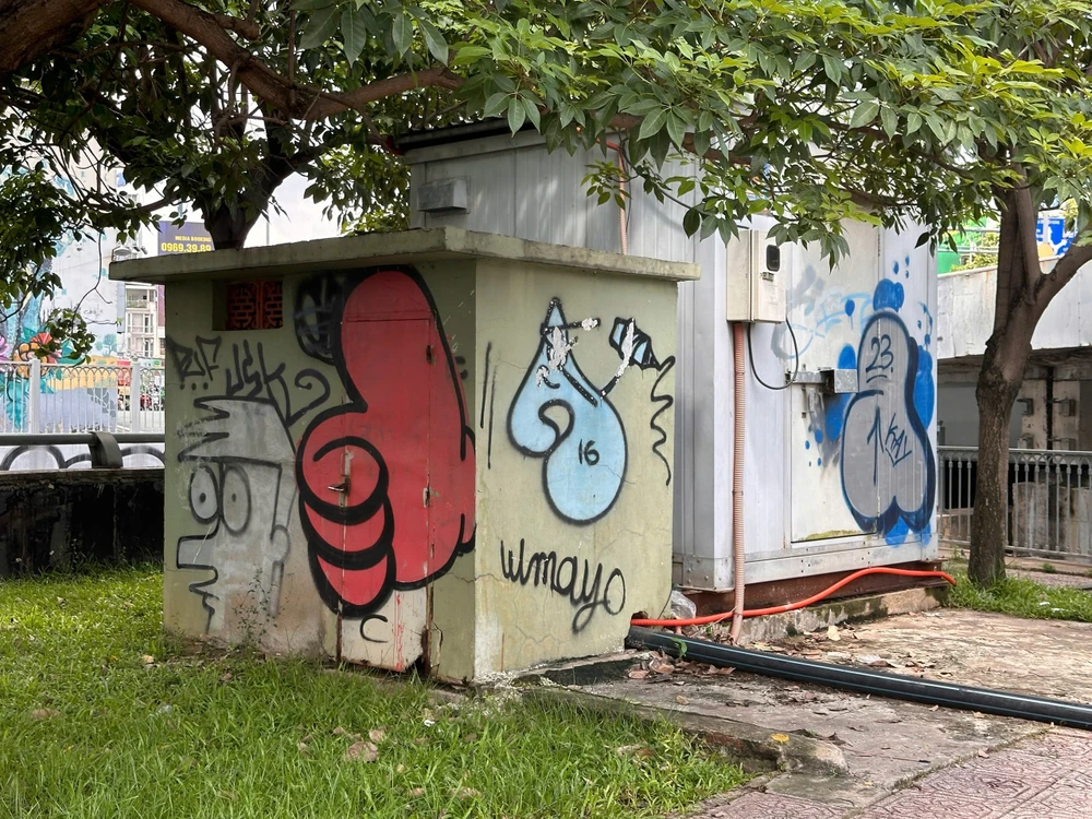 Cầu bộ hành kênh Nhiêu Lộc - Thị Nghè bị vẽ bậy khi mới đưa vào sử dụng (5).jpg