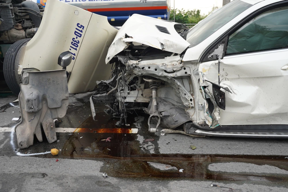 Cận cảnh tai nạn liên hoàn tại cầu Phú Mỹ (4).jpg