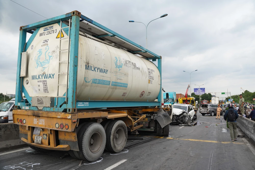 Cận cảnh tai nạn liên hoàn tại cầu Phú Mỹ (8).jpg