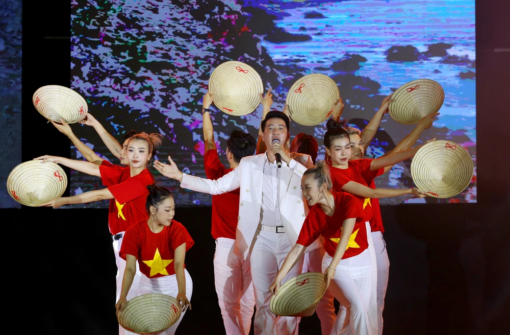 Chiêm ngưỡng màn pháo hoa mừng Quốc Khánh 2-9 ở Đồng Nai (7).JPG