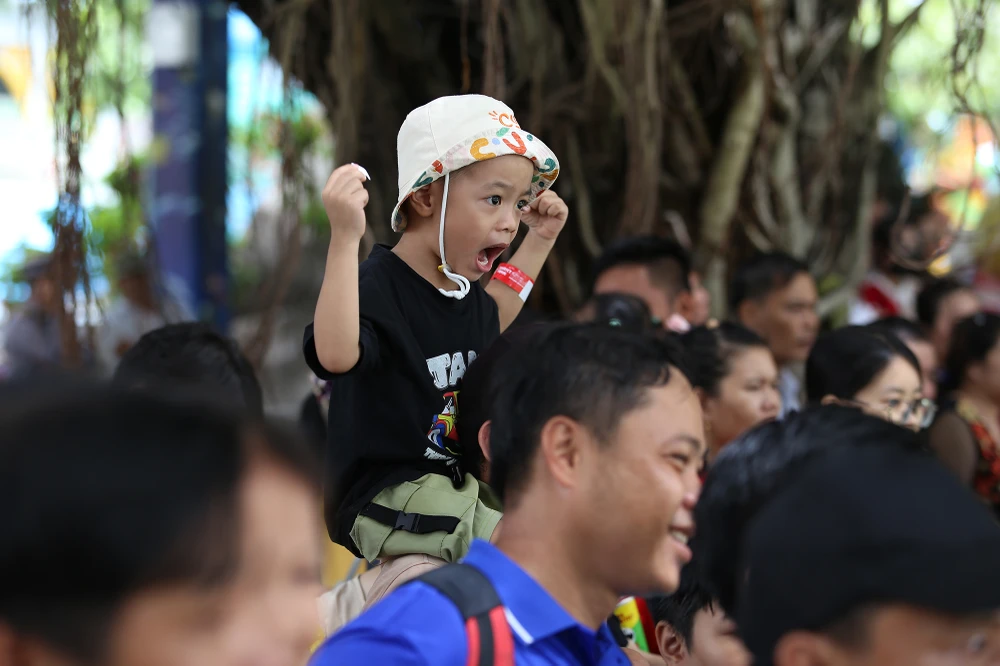 Hàng ngàn người đổ về Suối tiên ngày 2-9 (11).JPG