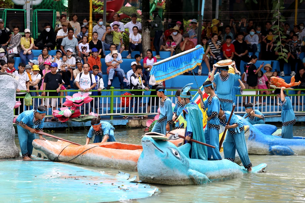 Hàng ngàn người đổ về Suối tiên ngày 2-9 (12).JPG