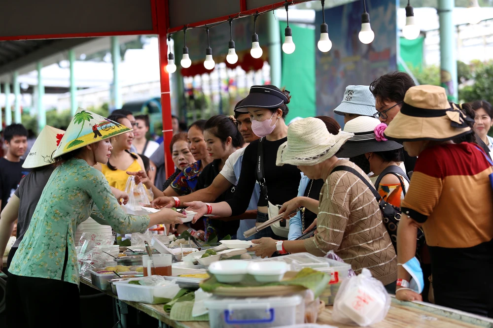 Hàng ngàn người đổ về Suối tiên ngày 2-9 (13).JPG