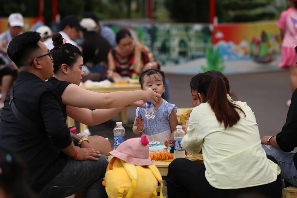 Hàng ngàn người đổ về Suối tiên ngày 2-9 (14).JPG