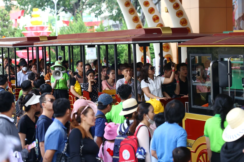 Hàng ngàn người đổ về Suối tiên ngày 2-9 (5).JPG